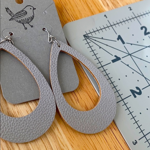 Cut grey leather earrings - Picture 3 of 4